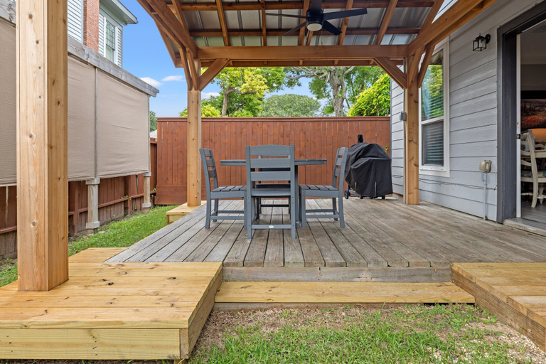 Outdoor dining 4, Nina's Place 4 Bedroom Home, Galveston