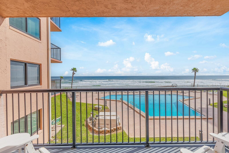 Property grounds 2, Sunrise 206, Volusia