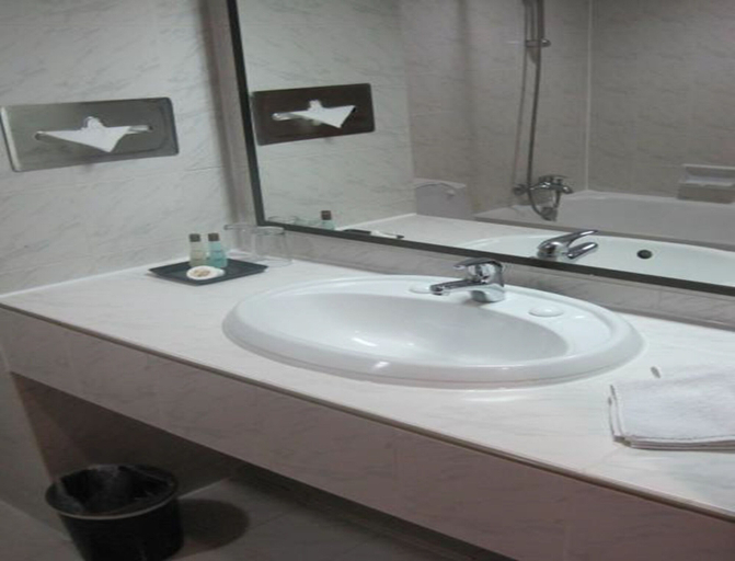 Bathroom 5, Swiss Avenue Hotel, Kuala Muda