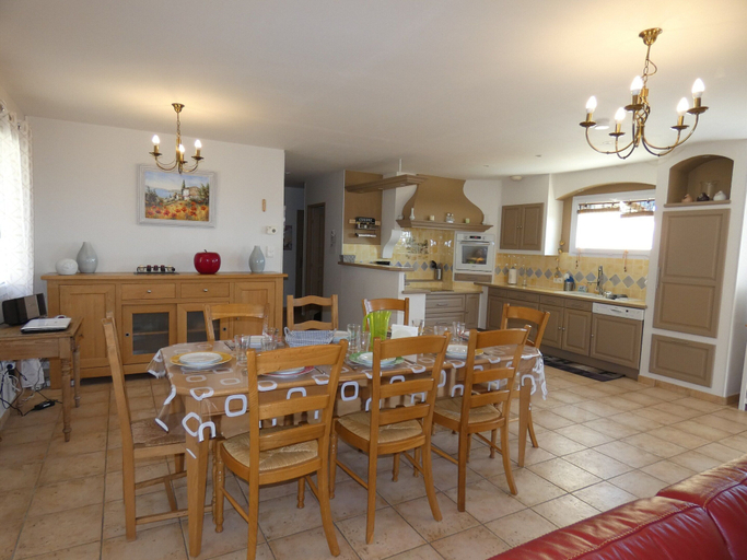 Food & Drinks 5, Inviting Villa in Saint Paul Trois Chateaux With Pool, Drôme