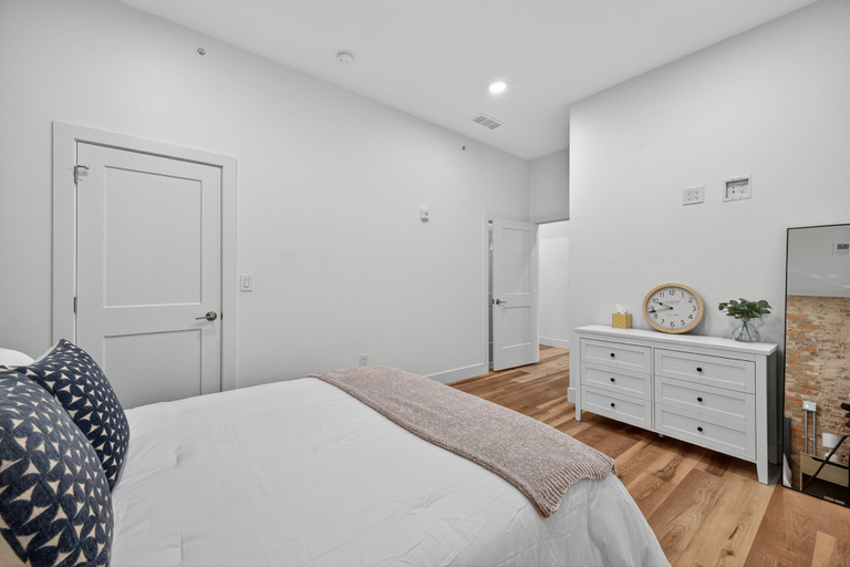 Room 2, Stylish Downtown Unit With Historic Charm 2 Bedroom Apts, Monroe