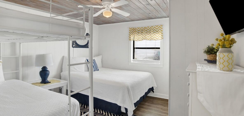 Room 4, Legasea Beach House, Baldwin