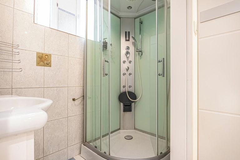 Bathroom 5, Spacious 1BR Apt Near Danube, Wien