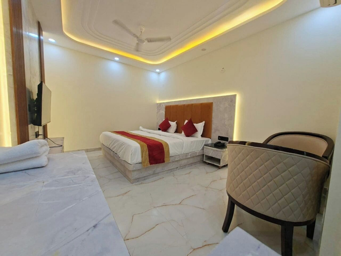 Room 3, OPO Essential SKYNEX, Delhi