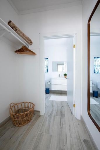 Bathroom 4, Bica Bung - New! Private Beachfront Cottage French Leave Beach 1 Bedroom Bungalow