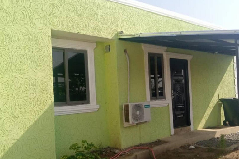 Exterior detail 2, 1 Bedroom House Sleeps 2 - Aircon - Free Parking, Tema