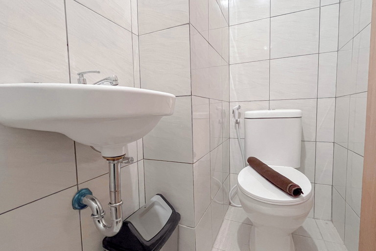 Bathroom 5, White Style Studio (No Kitchen) Apartment Bandaraya - Tallasa City Makassar, Makassar