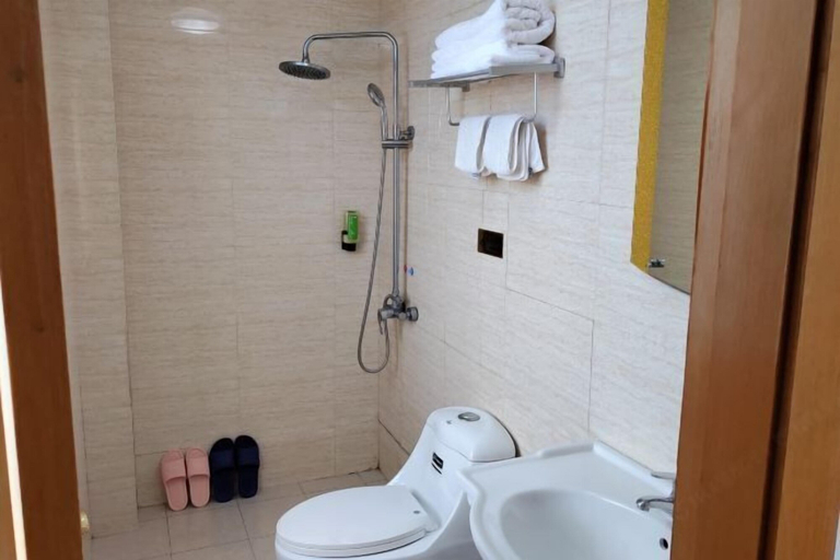 Bathroom 3, Liangjian Hotel Shanghai, Shanghai