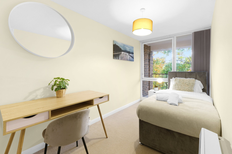 Room 3, Modern 2 Bedroom Apt in Broadlands Court, Bracknell Forest