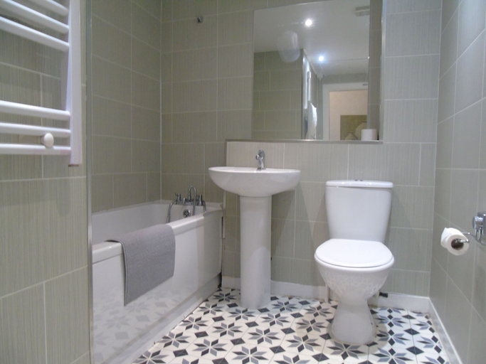 Bathroom 2, Snug - Grian-aig Apartment, Inverclyde