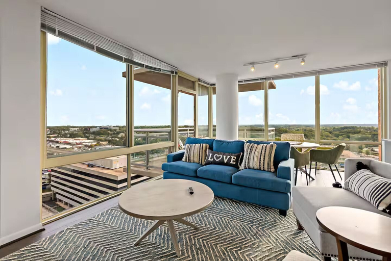 Living area 2, Hala tysons, Fairfax
