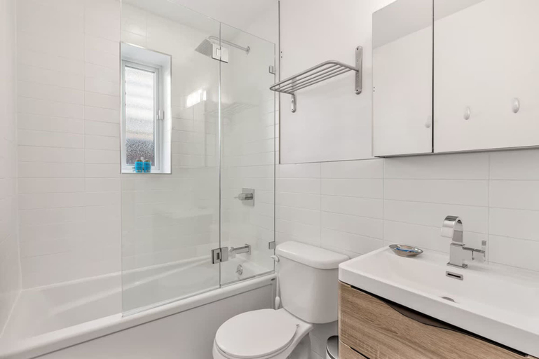 Room 5, Clinton Grove by Rove Travel 2BR Modern Apt, New York