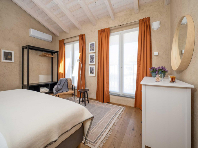 Room 5, Green Lodge - Apartment 9 - 2 BR 1 Bath, Novara