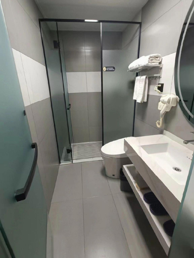Bathroom 4, Super 8 Hotel Dingzhou Chongwen Street, Baoding