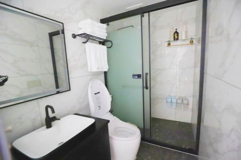 Bathroom 3, Floral Hotel ·Fenghuang Grand Riverview, Xiangxi Tujia and Miao