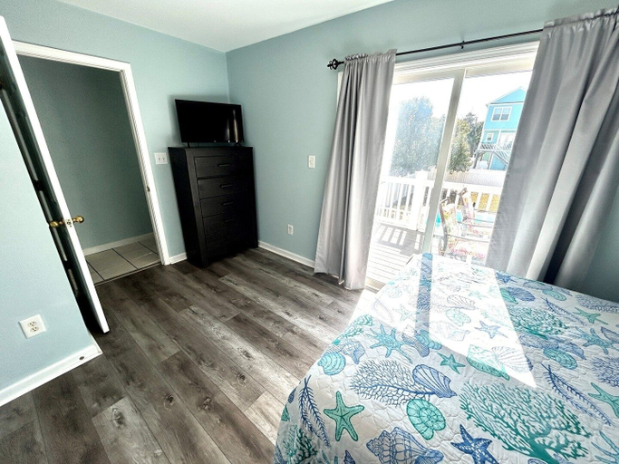 Room 2, Cooper's Lighthouse 4 Bedroom Home by RedAwning, Horry