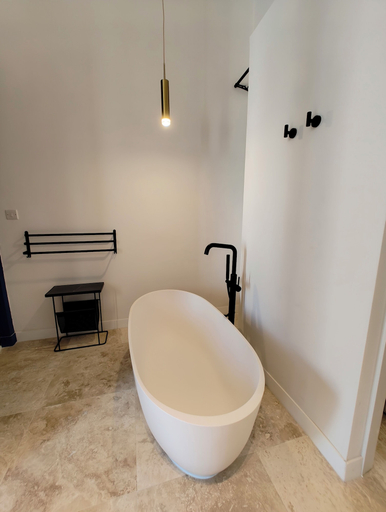 Bathroom 5, Alba