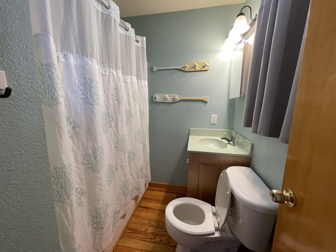 Bathroom, 19 Oceans Door West Studio Bedroom Condo by RedAwning, Dare