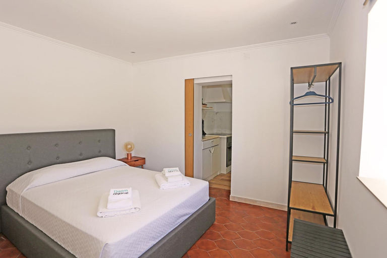 Room 2, S 01 - 1 Bed Apartment in Quinta Silvestre, Lagos