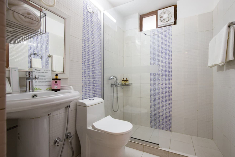 Bathroom 3, GhumoG Stay's KASAULI, Solan