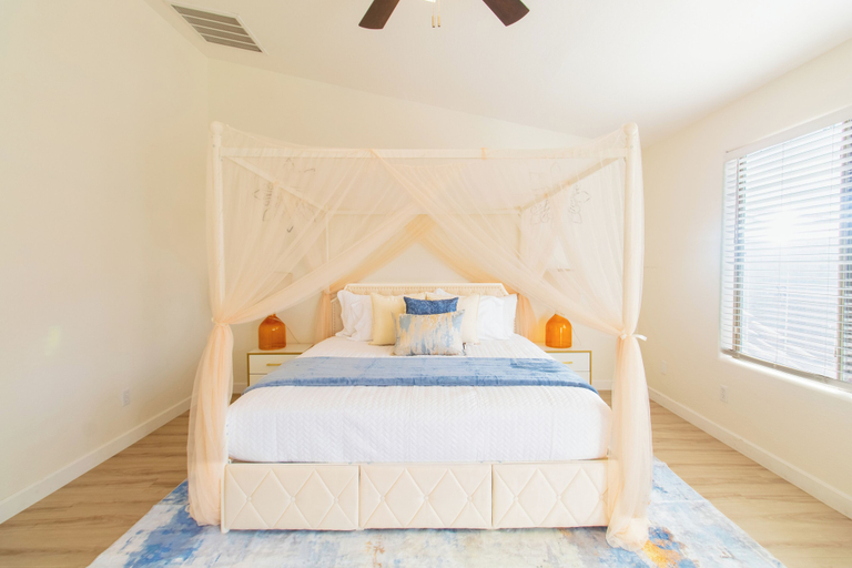 Room 3, Casa Desert Willow 5BR Home & Pool, Pinal