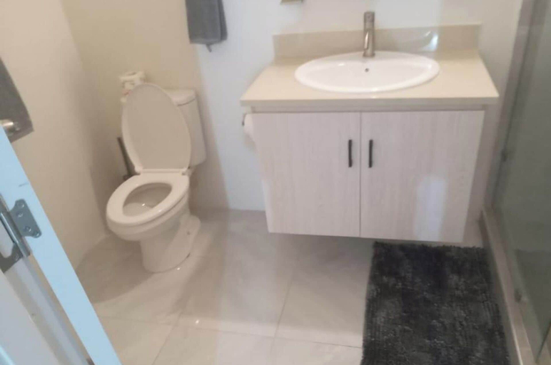 Bathroom 2, Beach-view 2 Bed Apartment Sleeps 4 - Free Parking