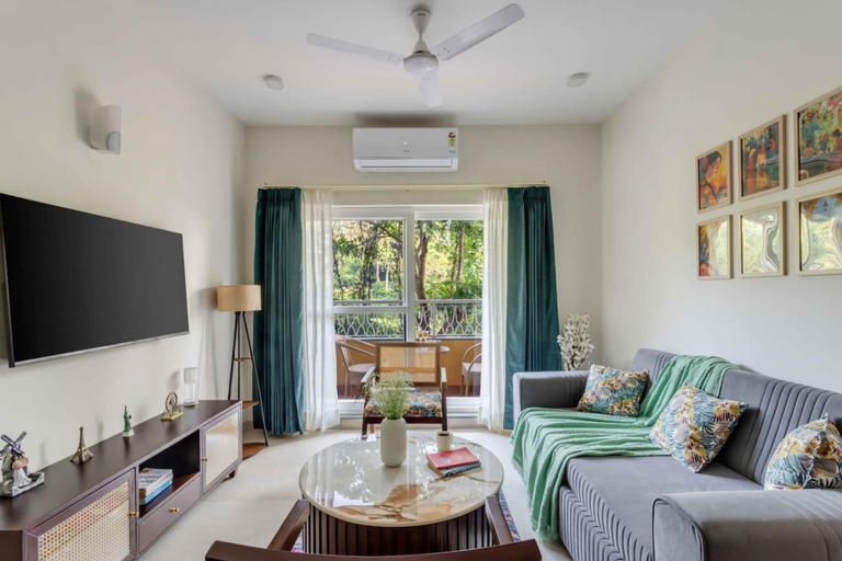Room 4, 1bhk w Balcony and Pool - 5 Mins to Candolim Beach, North Goa