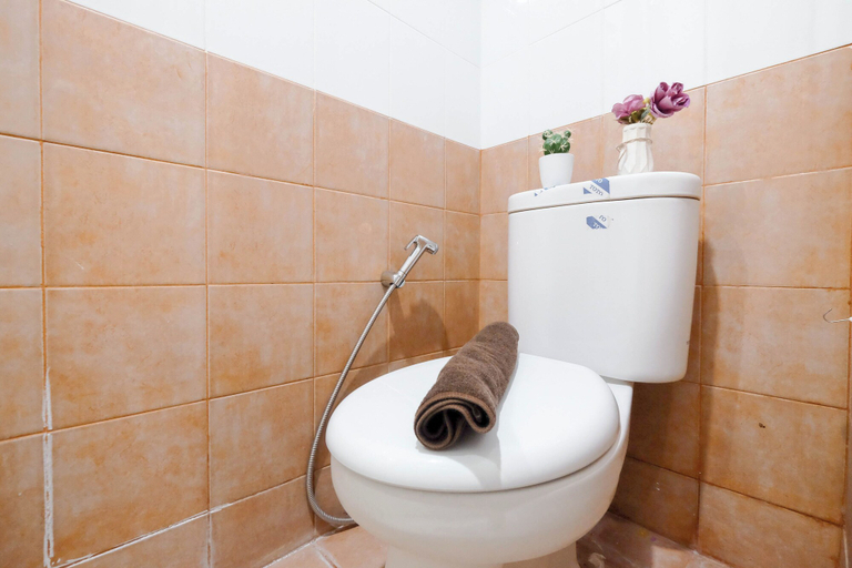 Bathroom 2, Neutral Tone 2Br At Green Pramuka City Apartment, Jakarta Pusat