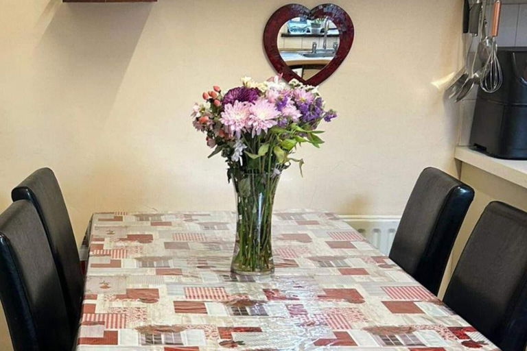 Dining 2, 1 Bedroom House - Free Parking, Wifi, London