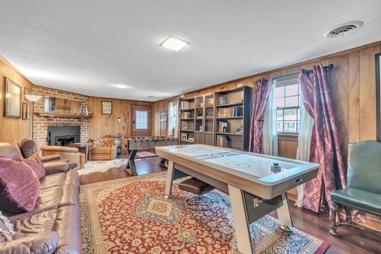 Living area 5, Upscale Escape Game Room & Spa-like Baths 4 Bedroom Home, Richmond