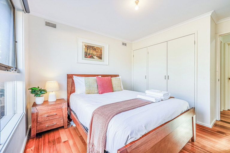 Room amenity 3, StayAU Newly Modern Comforts 3BRM Home Cranbourne, Casey - Cranbourne