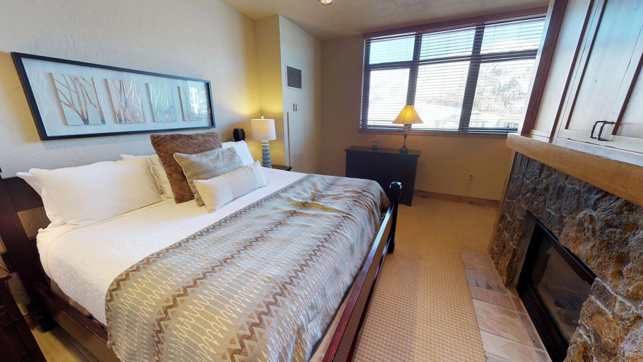 Room 4, The Steamboat Grand, Routt