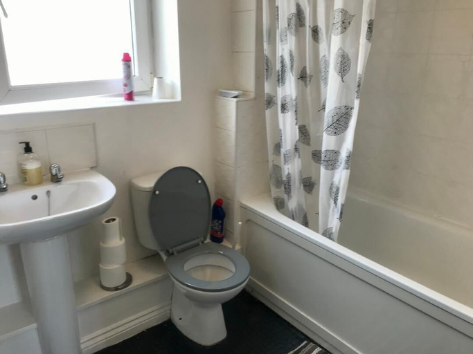 Bathroom 3, Serene Centra Smethwick Apartment Retreat, Sandwell