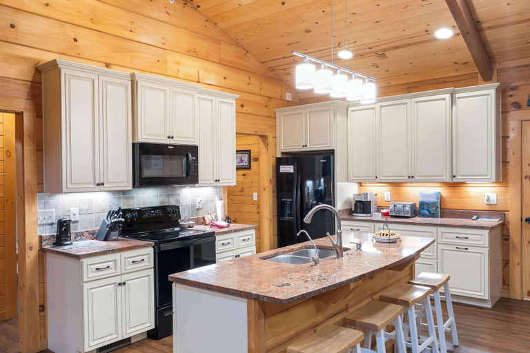 Others 4, Teals Treasure Secluded Lakeside Cabin for 8!, Taney
