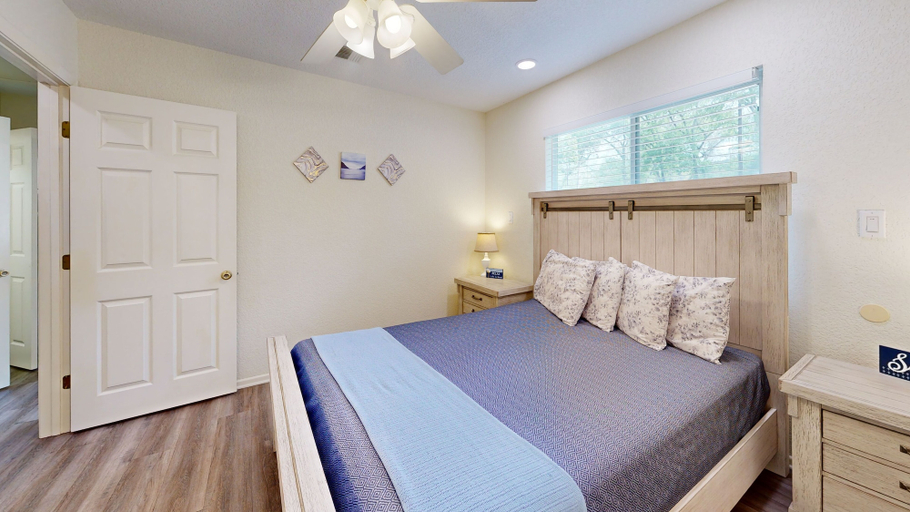 Room 4, River Road Escapes, Comal