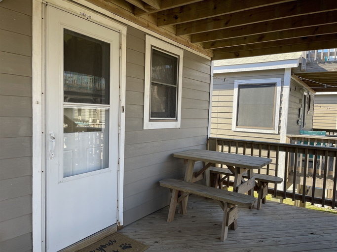 Outdoor dining 4, 15 Don't Worry Be Happy Studio Bedroom Condo by RedAwning, Dare