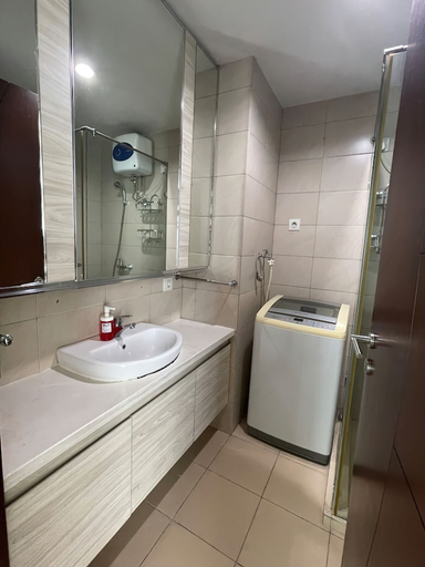 Bathroom 5, Central Royal Apartments by Emily, West Jakarta