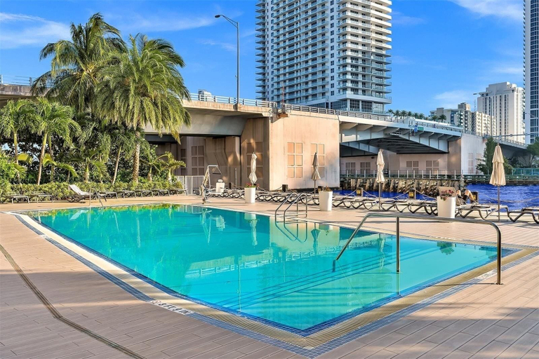Pool 2, Modern Beachwalk Apt 805, Broward