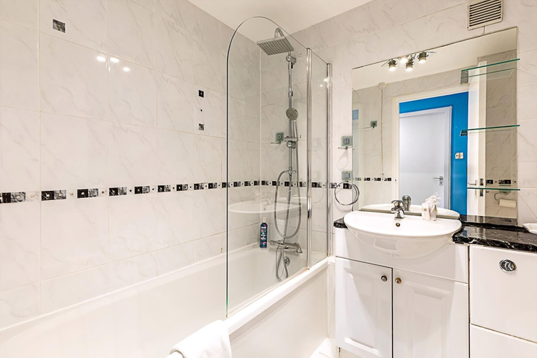 Bathroom 3, Chancery Lane Gem w/ Balcony and Lift, London