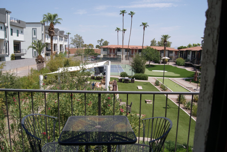 Property grounds 2, 225 Fully Furnished with WiFi by RedAwning, Maricopa