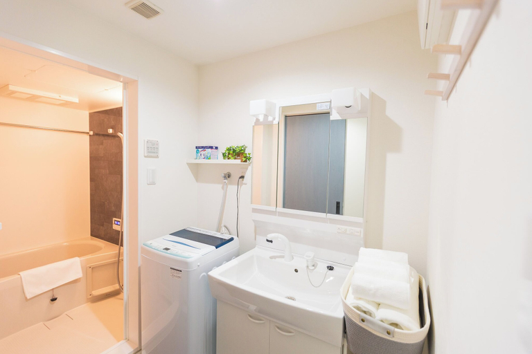 Bathroom 2, b&Kishinosato, Osaka