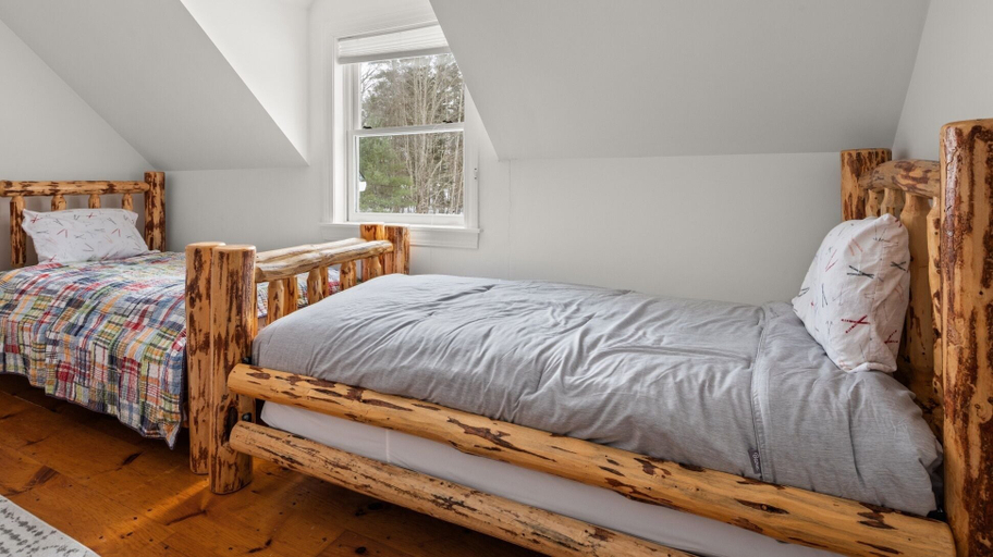 Room 3, Strong House 3 Bedroom Home, Washington