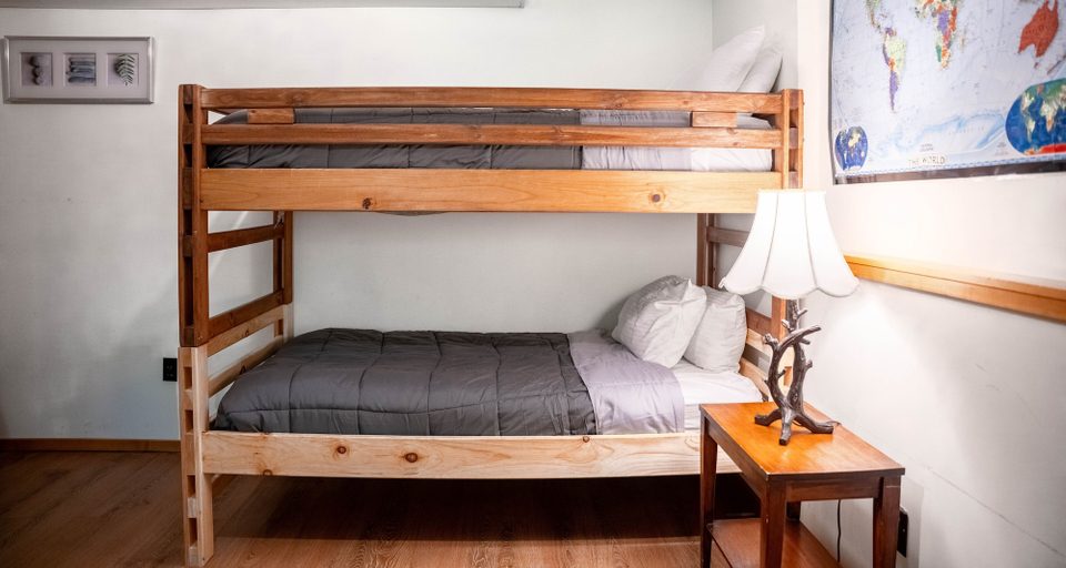 Room 5, Bob's Sled Lodge 2 Bedroom Home, Rutland