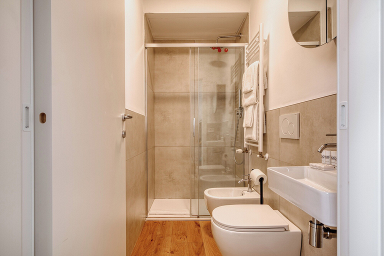 Bathroom 2, Modern 1-Bedroom Flat in Central Milan, Milano
