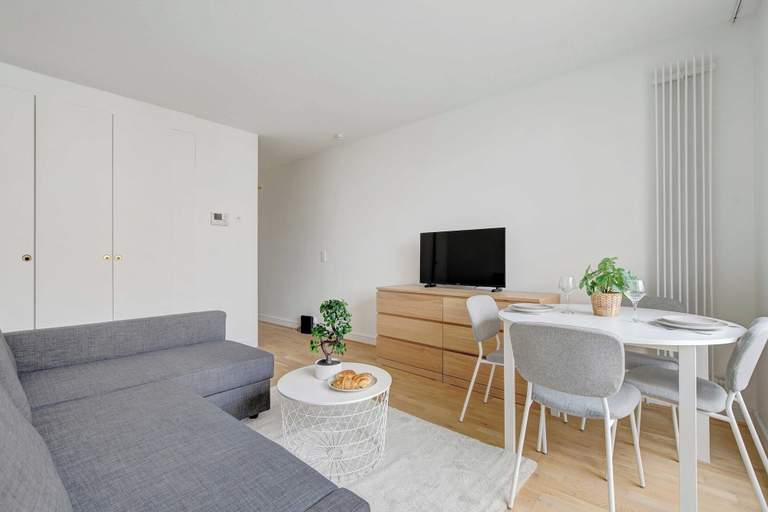 Living area 5, Charming Studio - 2P - Balcony - Saint Honore, Paris