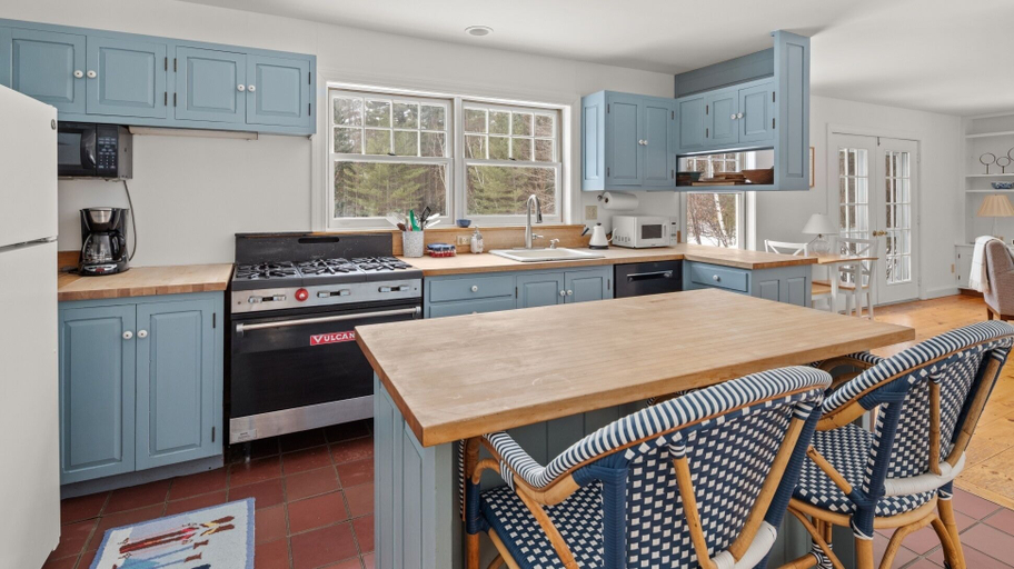 Private kitchen 4, Strong House 3 Bedroom Home, Washington