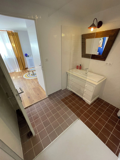 Bathroom 5, Ô Trois Puits, Lot