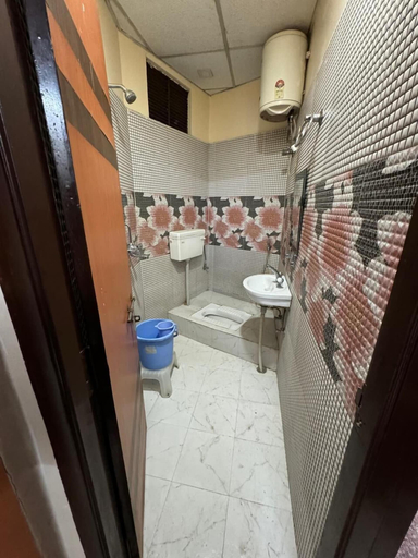 Bathroom 3, Hotel Mahaveer International, Varanasi
