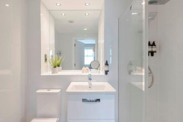 Room 2, Your Apartment Two Bed Apartment with Balcony, London