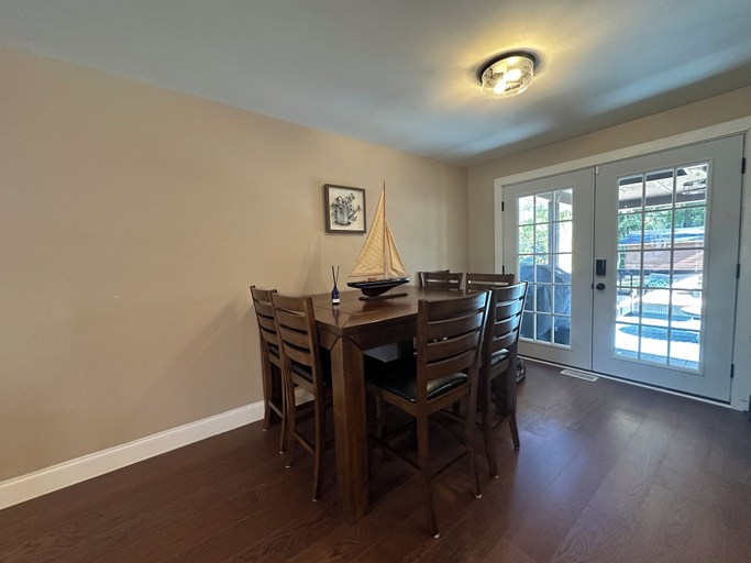In-room dining 3, Charlotte 5BR Home Near Uptown, Mecklenburg